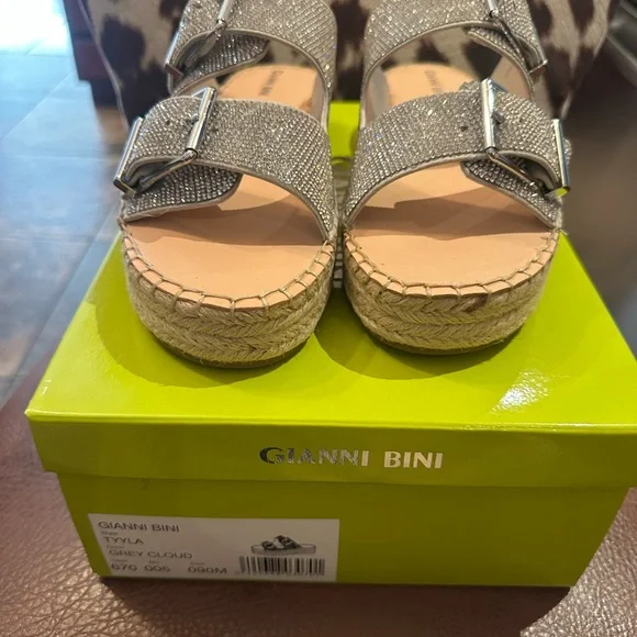 NEW Gianni Bini Sparkling Silver Sandals - Picture 4 of 8